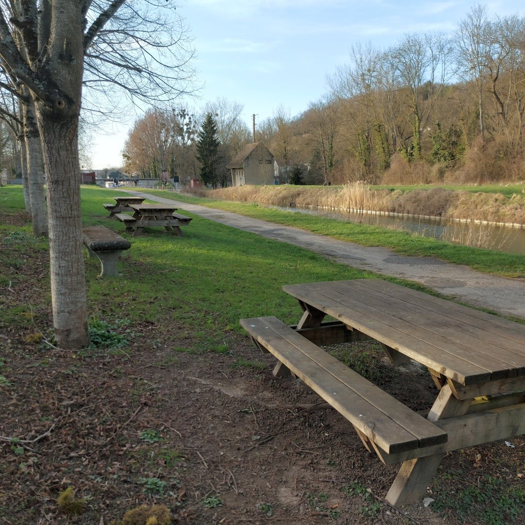 Tables de pique-nique - Canal du Loing 2